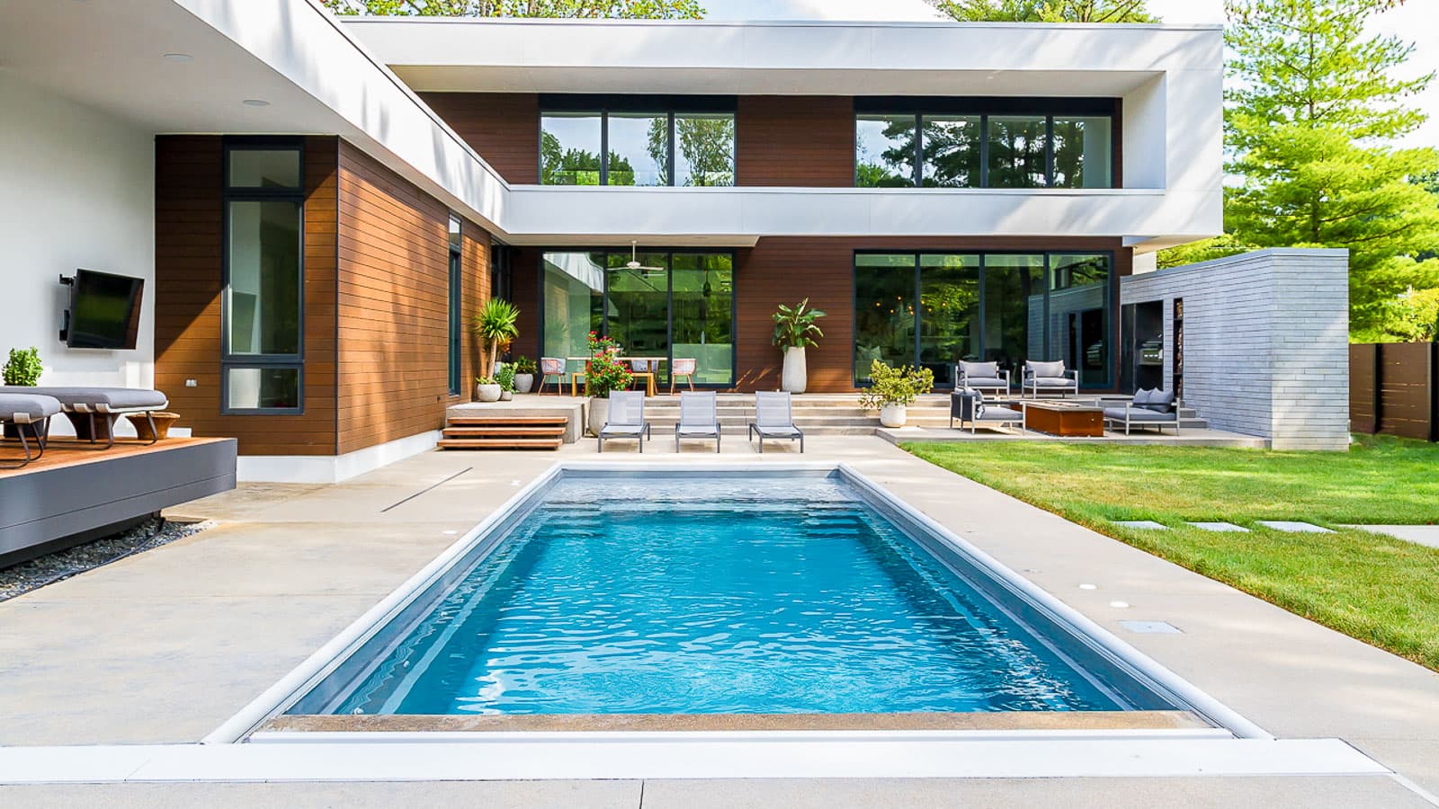 Fiberglass pool with splash deck
